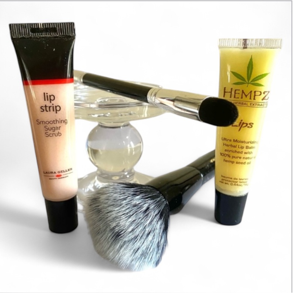 Laura Geller 4pc lip and brush set w/ lip scrub  2 brushes and Hempz lip balm